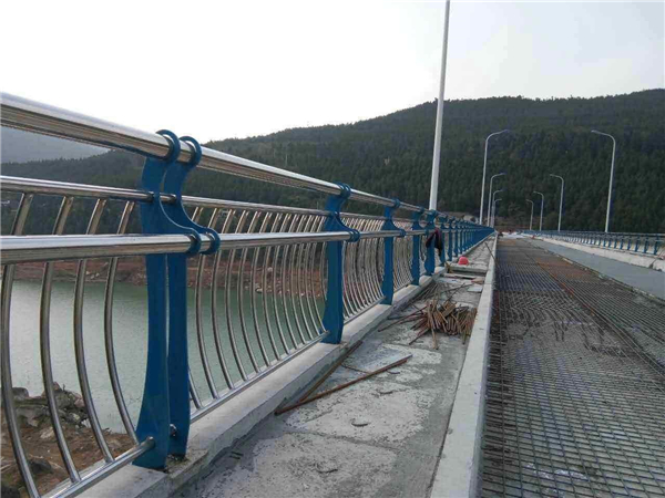 青岛不锈钢桥梁护栏的特点及其在桥梁安全中的重要作用