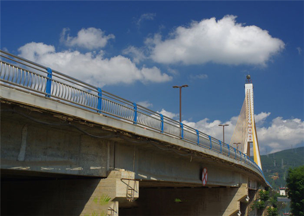 青岛304不锈钢桥梁护栏：安全、耐用与美观的完美结合